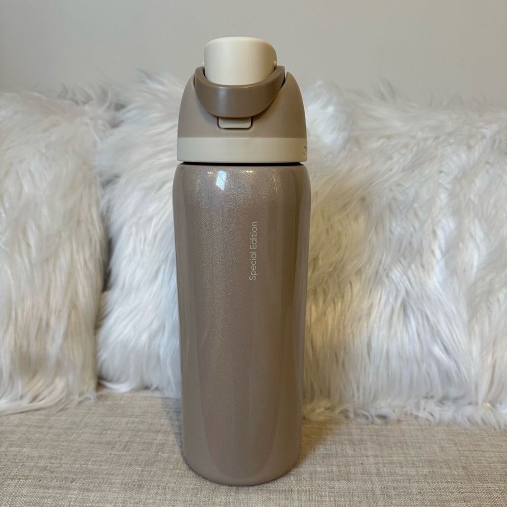 Owala FreeSip 32 oz - Special Edition Holiday Magic